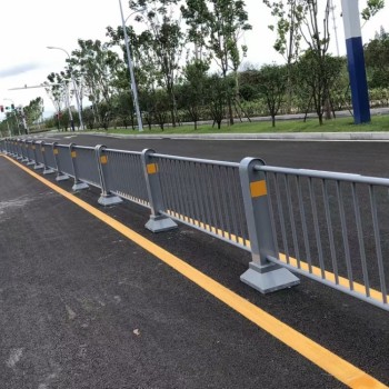 平顶山铁艺护栏市政围栏户外道路栏杆人行道公路可移动锌钢围栏
