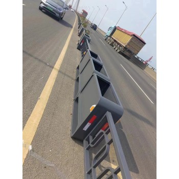 克孜勒苏柯尔克孜市政道路护栏隔离护栏围栏定制厂家