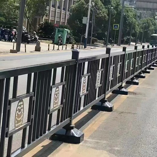 阿拉善盟市政道路護(hù)欄隔離護(hù)欄圍欄廠家定制