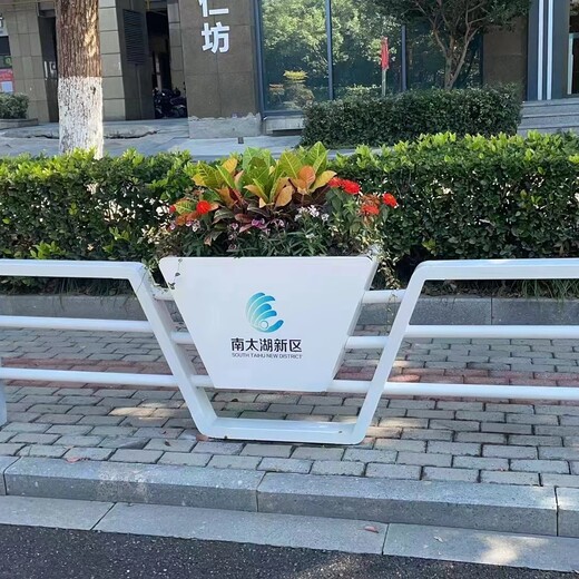 阿拉善盟道路隔離花箱護(hù)欄廠家花箱護(hù)欄廠家