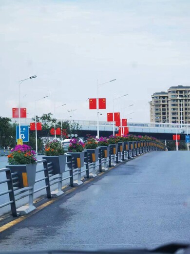 阿拉善盟市政道路隔離花箱護欄多少錢一米花箱護欄