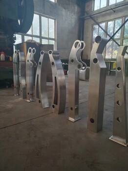 河堤隔離橋梁護(hù)欄精挑細(xì)選生產(chǎn)批發(fā)可定做