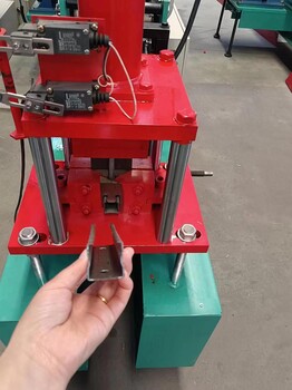 U型槽設(shè)備u型槽成型機自帶沖孔地槽機U型槽設(shè)備價格