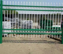 户外黑色锌钢护栏财润丝网供应蓝白色铁管护栏防腐防锈图片