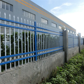 宅基地围墙用锌钢围栏财润丝网供应蓝白色铁管护栏焊接牢固