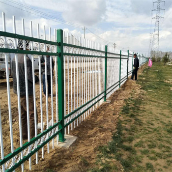 公园用折弯锌钢护栏财润丝网供应学校铁围栏定制定做