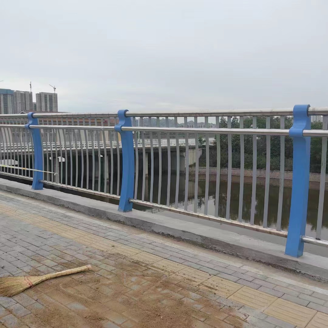 四川宜宾不锈钢碳素钢复合管护栏景观护栏