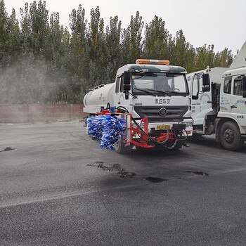 高速波形護欄清洗機條形城市防撞欄桿清洗車建筑工地圍擋清洗設備