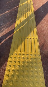 彩色透水混凝土與瀝青路面整體現(xiàn)澆盲道施工一米