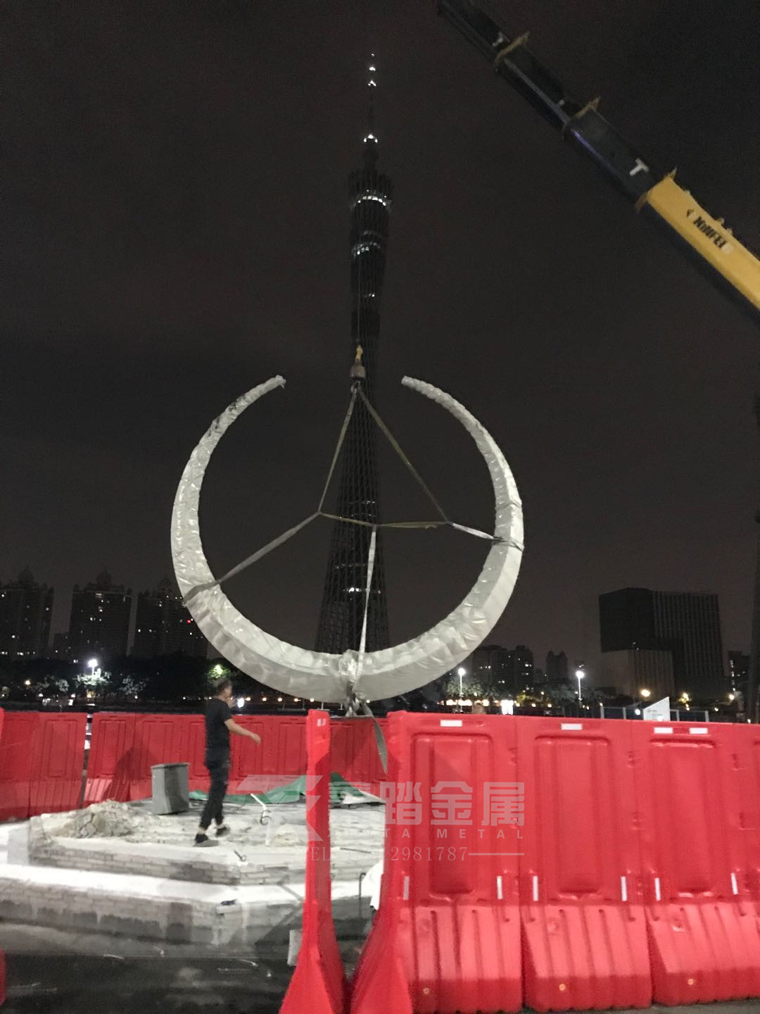 月亮不锈钢雕塑水池景观异形雕塑不锈钢月亮雕塑