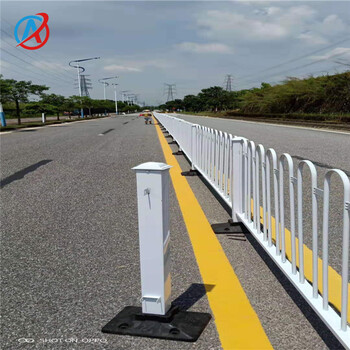肇慶市政道路人行道護(hù)欄機(jī)非隔離欄河道護(hù)欄支持加工定制款式