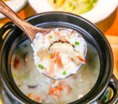 在传统餐饮模式上进行创新选择更加丰富，如轩开发多种海鲜砂锅粥