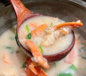 如轩海鲜砂锅粥多种元素相结合，为食客提供惬意的就餐场所