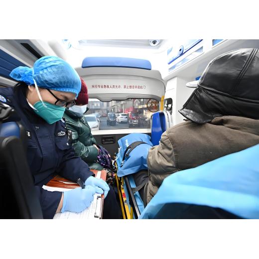 贵阳救护车护送病人-无缝转院-团队派遣