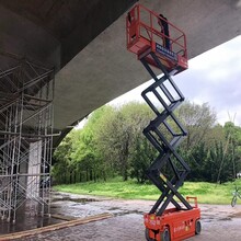 车况的鼎力剪叉式高空车闲置在武汉市蔡甸区知音大道，可日租可包月享优惠