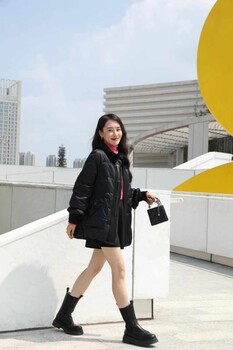 武漢盛依服飾精選婭格漢派羽絨服一手女裝批發(fā)貨源