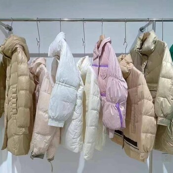 武漢盛依服飾精選伊貴人25年冬季羽絨服品牌女裝折扣批發(fā)