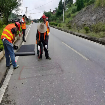 遼陽路面瀝青網裂貼生產廠家砂面網裂自粘型網裂貼