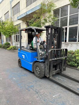 無(wú)錫比亞迪電動(dòng)叉車(chē)CPD30