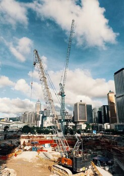 香港建筑工地招水暖工吊頂貼磚工月薪3萬(wàn)加包吃住正規(guī)工簽