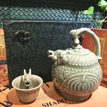 陜西旅游紀念品，耀州瓷龍杯，配提梁獅子口倒流壺禮盒
