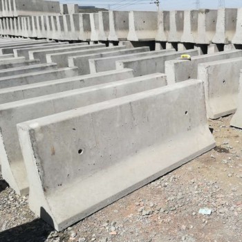 新疆乌鲁木齐水泥隔离墩生产销售批发供应