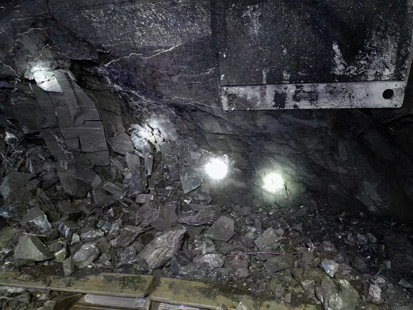 西藏气体爆破煤矿工作面岩石过断层技术