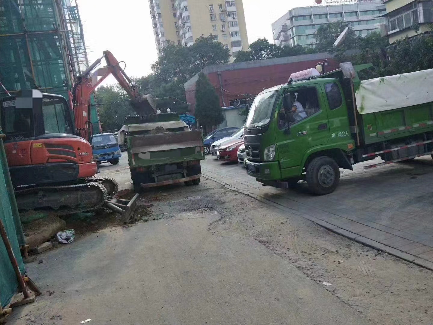 海淀增光路渣土车清理垃圾, 北京海淀增光路现有大,中,小型自卸车多辆,装卸工人多名