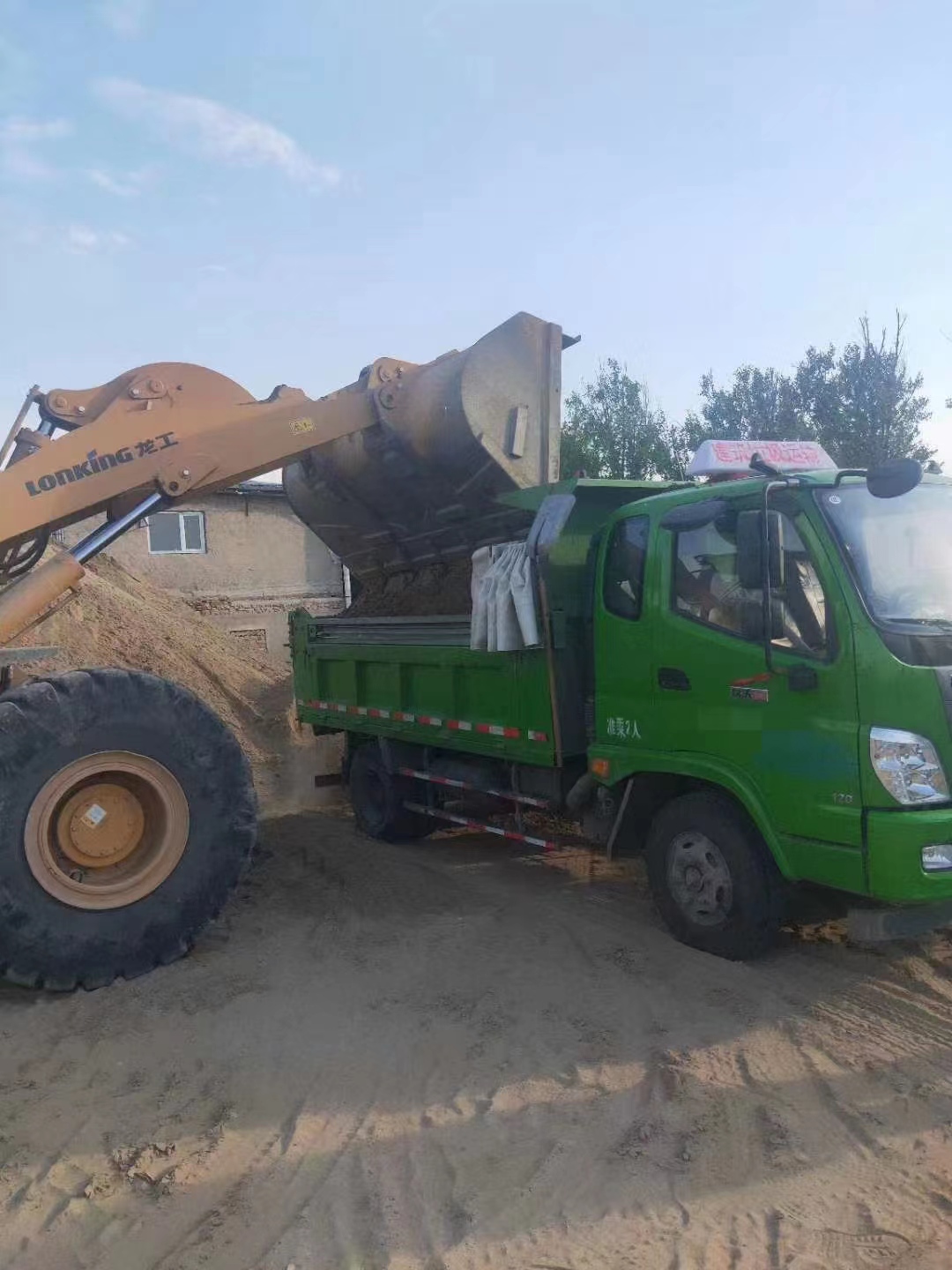 海淀增光路渣土车清理垃圾, 北京海淀增光路现有大,中,小型自卸车多辆,装卸工人多名