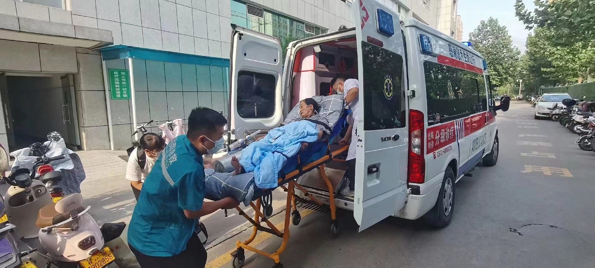 垫江病人转院服务车救护车长途运送病人-24小时服务