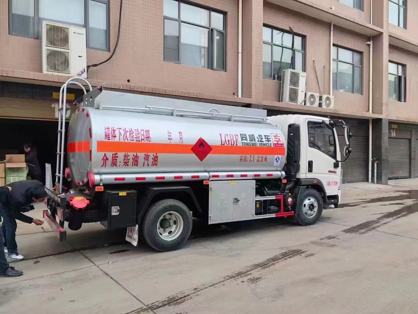 广元华神10吨油罐车可送车上门