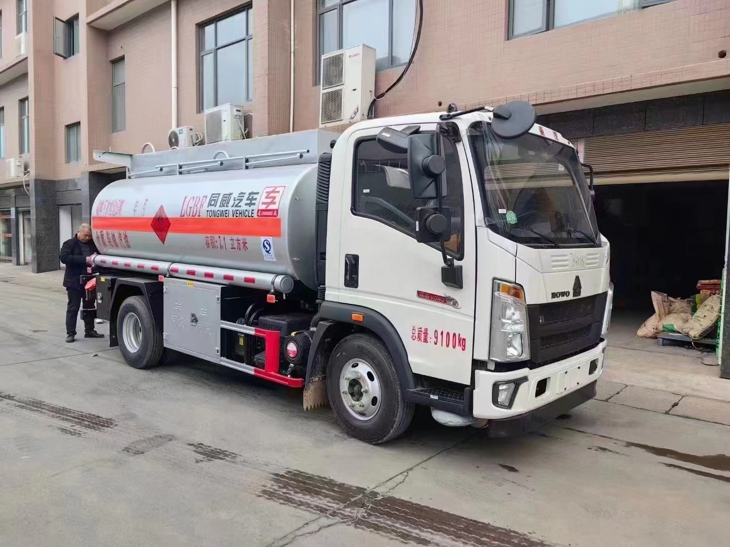 广州东风8吨加油车价格