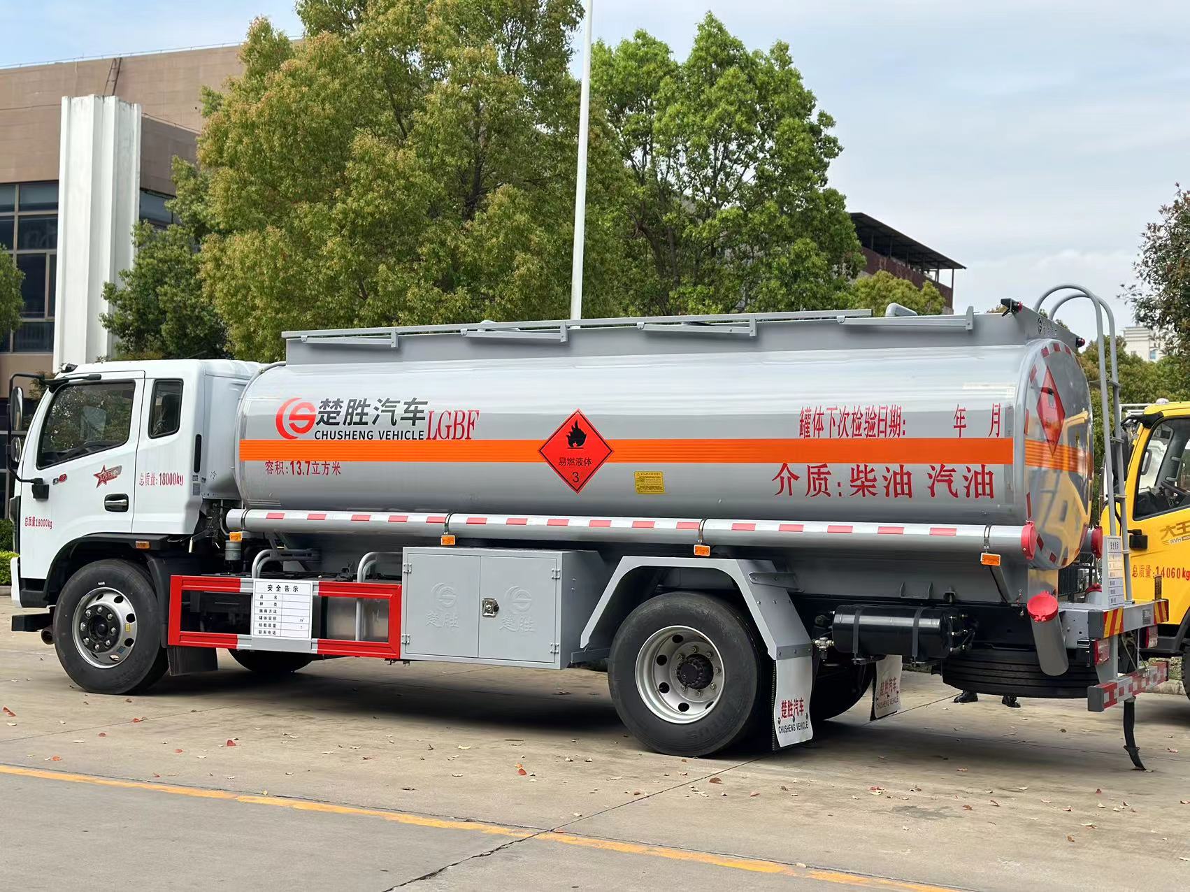 深圳8吨加油车现货供应