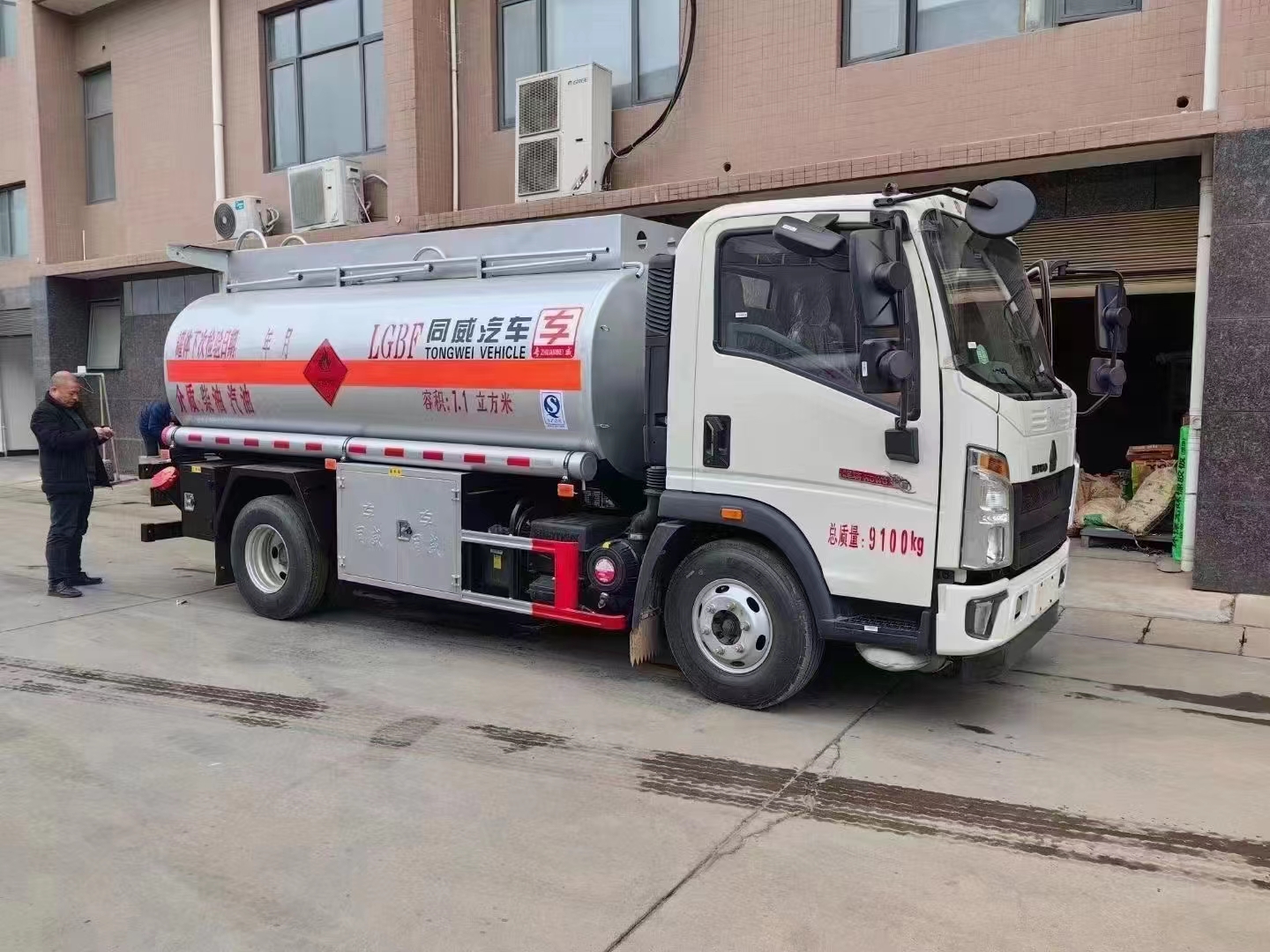 安庆解放2吨加油车同威上装价格