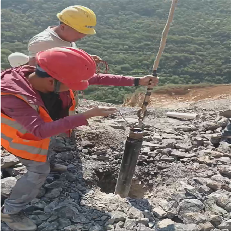 新疆博尔塔拉煤矿二氧化碳气体爆破使用方法
