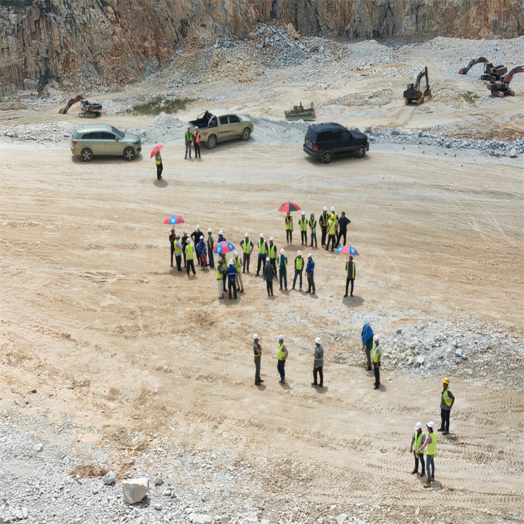 内蒙古呼伦贝尔二氧化碳气体爆破采矿工作