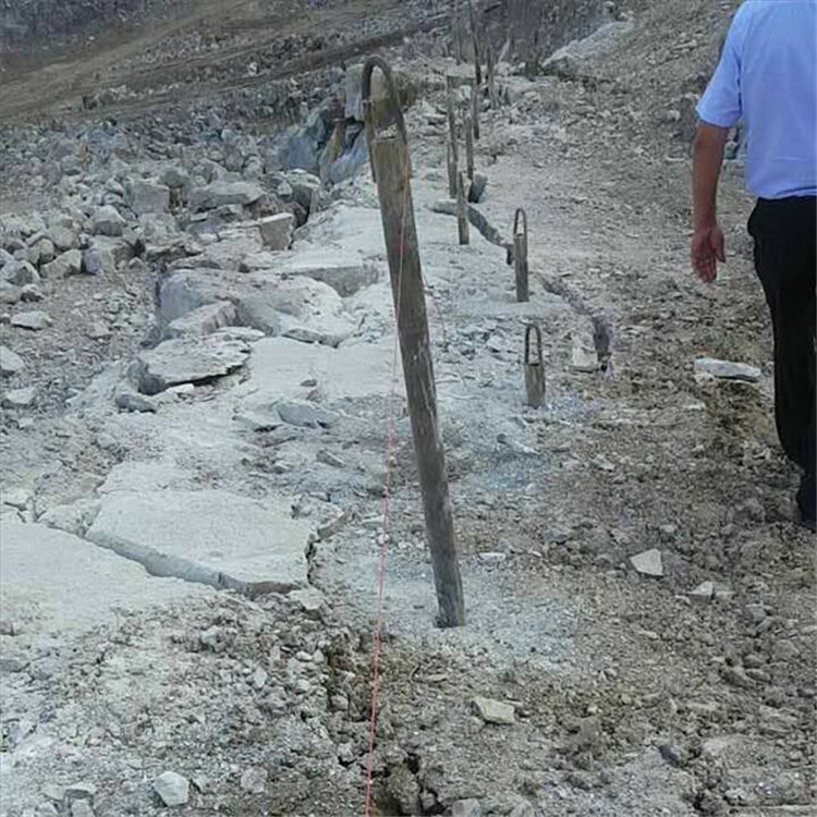 云南西双版纳二氧化碳气体爆破采石场