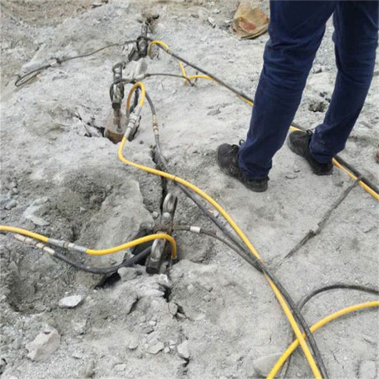 西藏混凝土清除设备劈裂棒技术指导