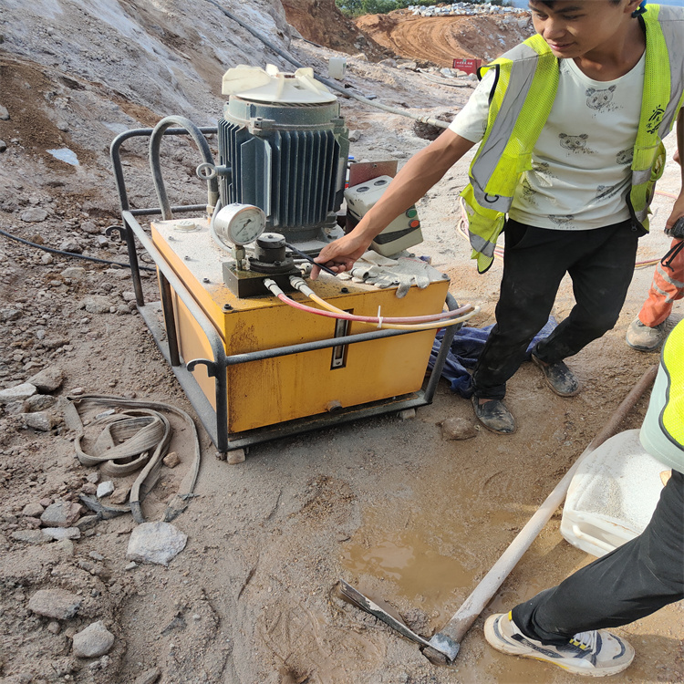 西藏静态掘进施工设备劈裂棒技术指导