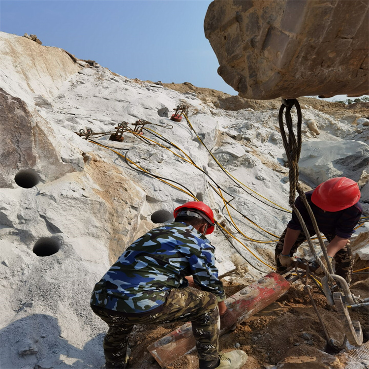 江西岩石破碎设备劈裂棒技术培训