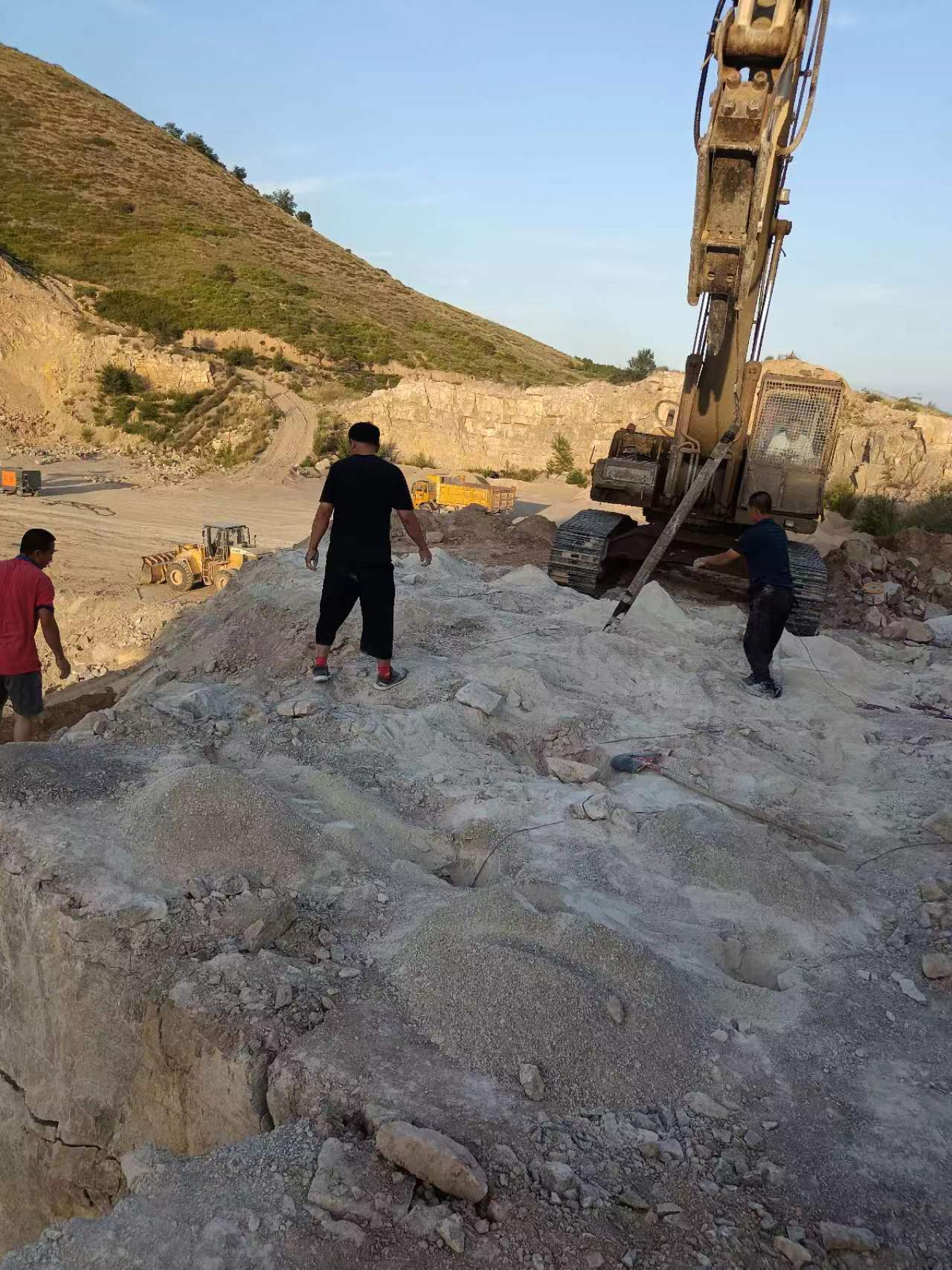 克孜勒苏柯尔克孜铁矿洞采回采空气爆破新型矿山设备厂家