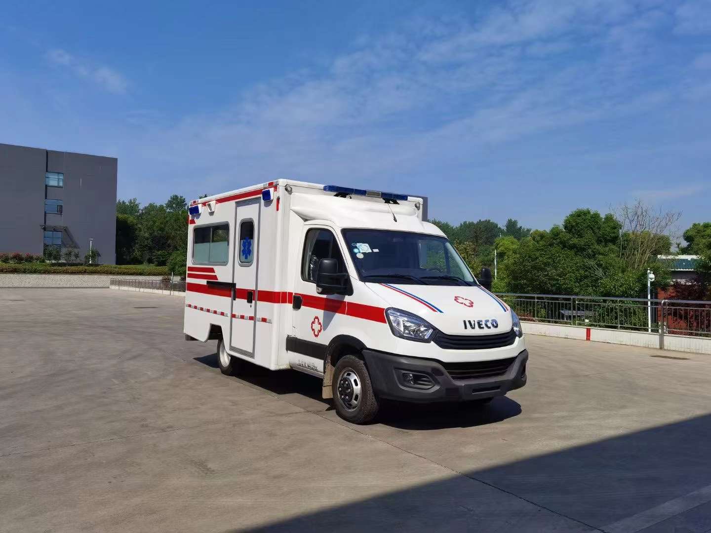 巫山120救护车跨省运送病人-返乡转院救护车800里怎么收费