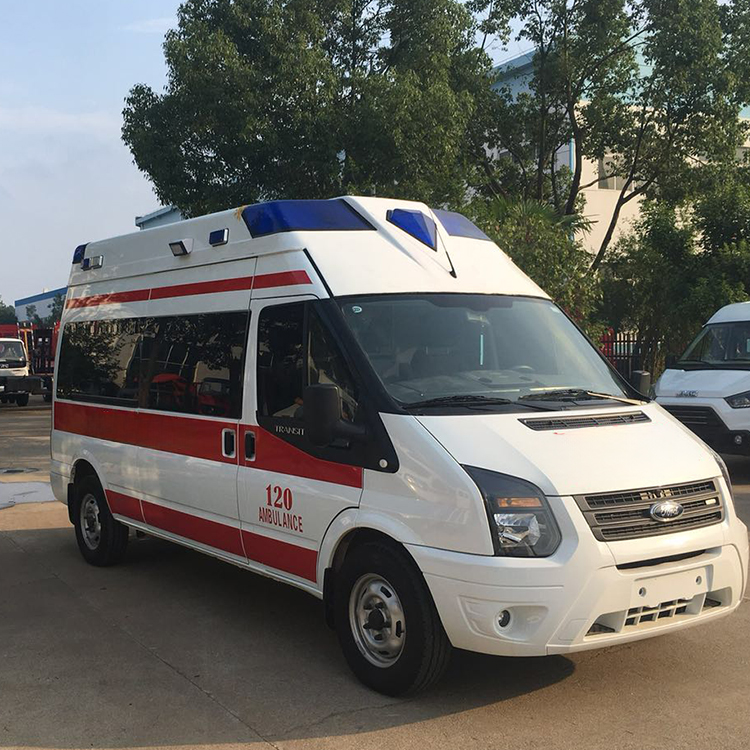 潼南救护车提供跨省转运病人服务，医护团队全程护送