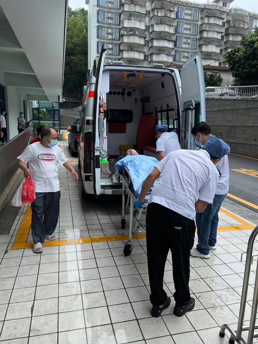 深圳 救护车转运公司长途转院，签订合同，按公里收费