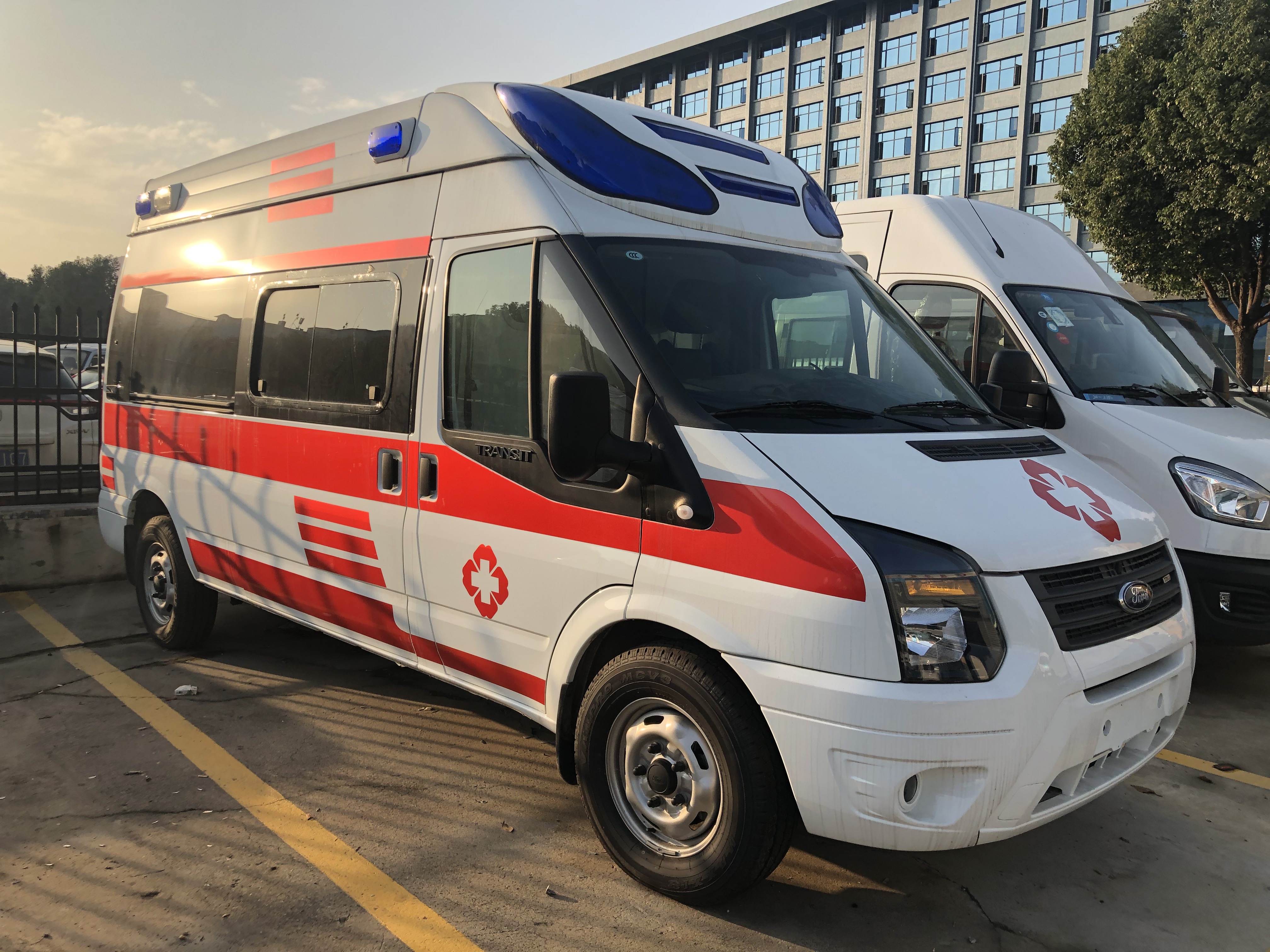 铜川120跨省救护车转运，病人长途出院(全国护送)