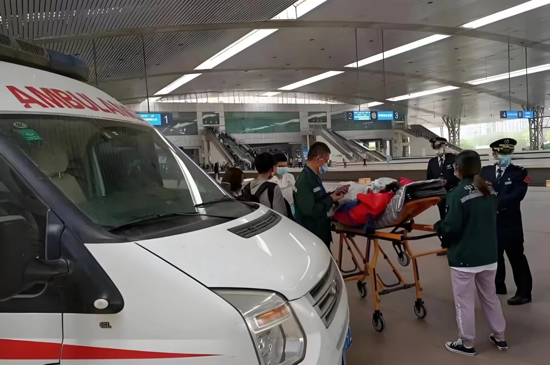 自贡120救护车出租-长途救护车病人转运-费用透明