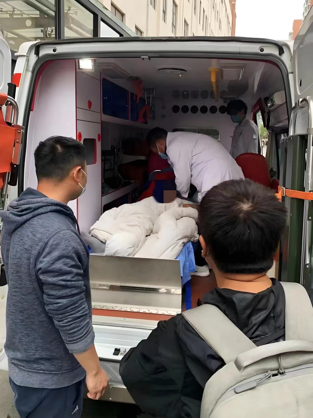 滁州私人救护车出租-120救护车转运-费用透明