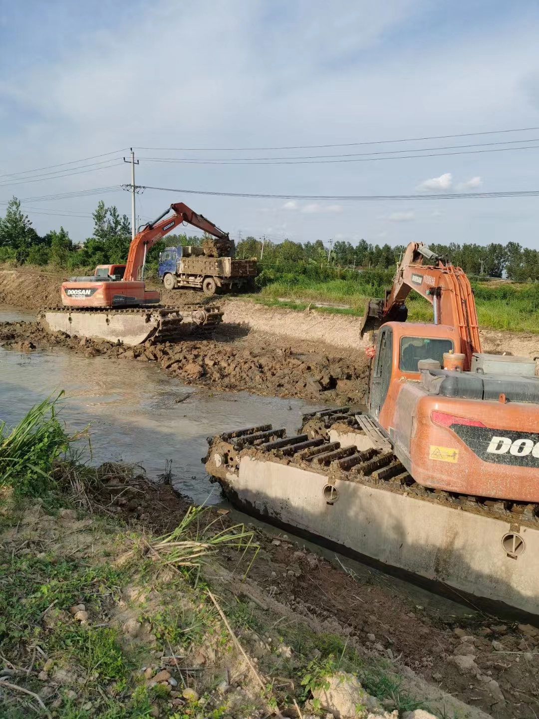 黔江浮水挖掘机租赁平台,水上两用挖机出租一站式服务