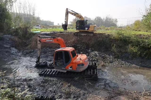万盛水陆挖机清淤公司小型,水陆挖掘机出租一站式服务
