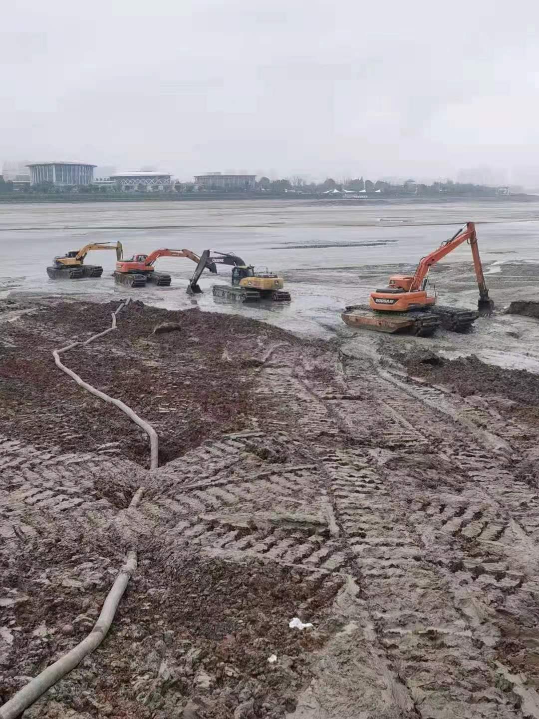 诸城清理河道挖机船联系方式,水上两用挖掘机出租一站式服务